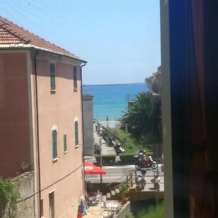 House Of Fly With Sea View, Front The Beach Савона Екстериор снимка